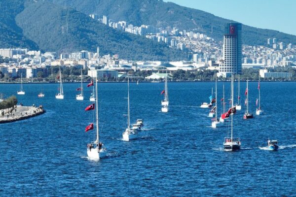 Yelkenler Cumhuriyet coşkusuyla doldu Yelkenler Cumhuriyet coşkusuyla doldu