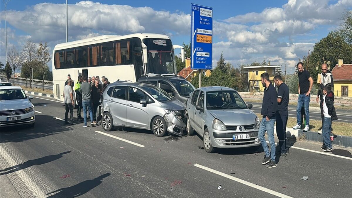 İşçi servisi, kırmızı ışıkta bekleyen araçlara çarptı: 3 yaralı İşçi servisi, kırmızı ışıkta bekleyen araçlara çarptı: 3 yaralı