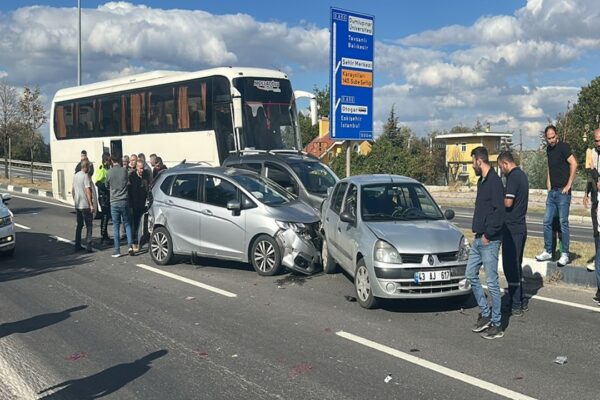 İşçi servisi, kırmızı ışıkta bekleyen araçlara çar... İşçi servisi, kırmızı ışıkta bekleyen araçlara çar...