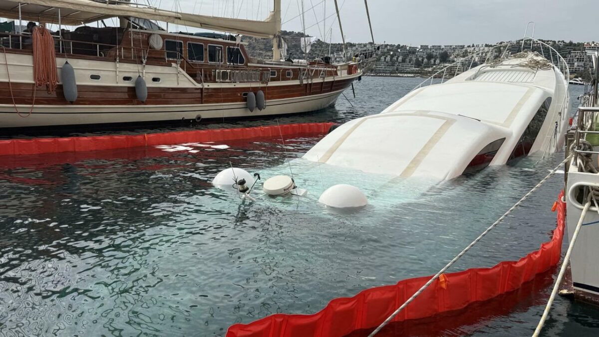 İskeleye demirli lüks yat su alıp battı İskeleye demirli lüks yat su alıp battı