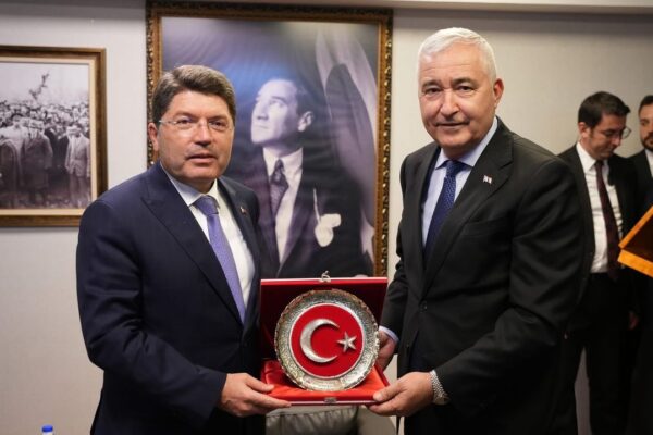 Bakan Tunç’un Kemalpaşa Belediye ziyaretinin...