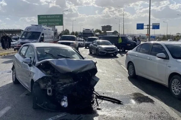 Sivas’ta zincirleme kaza: 1 kişi öldü, 4 kiş... Sivas’ta zincirleme kaza: 1 kişi öldü, 4 kiş...