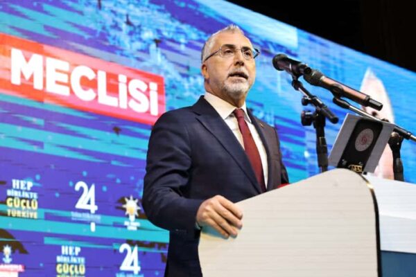 Bakan Işıkhan CHP’ye yüklendi: SGK borçları esneti... Bakan Işıkhan CHP’ye yüklendi: SGK borçları esneti...