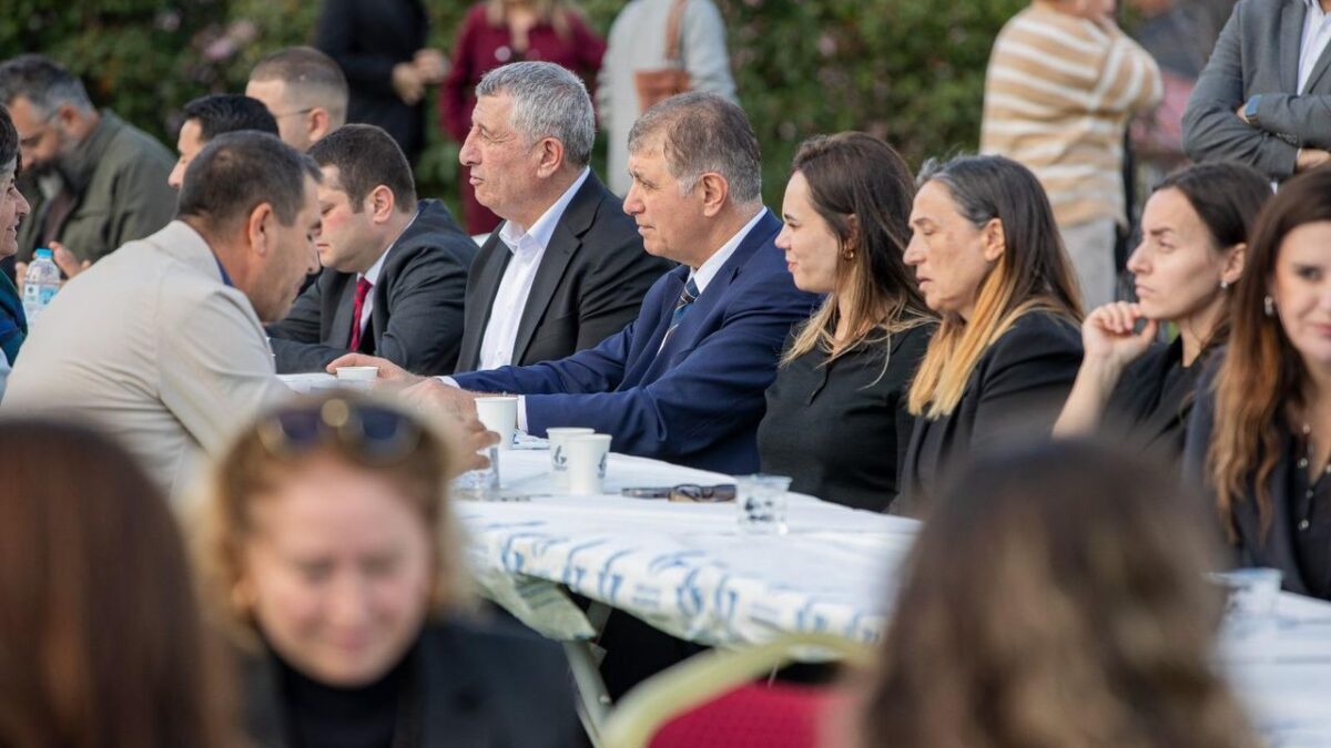 Başkan Tugay, Onur Günay’ın hayır yemeğine katıldı Başkan Tugay, Onur Günay’ın hayır yemeğine katıldı