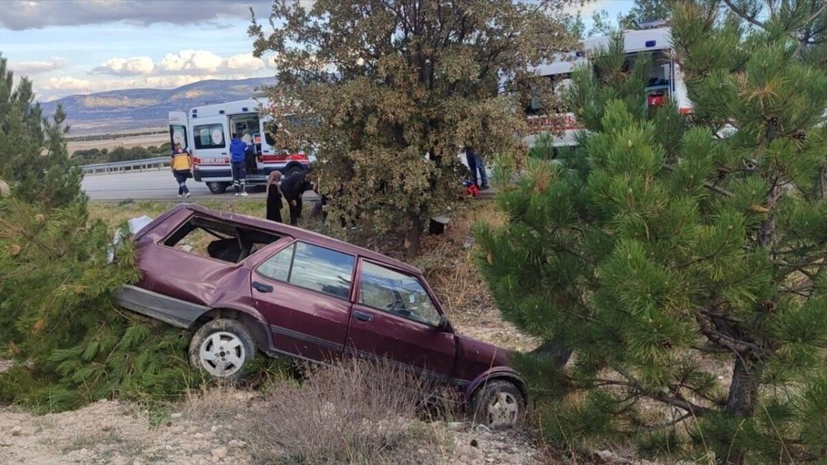 Otomobil şarampole devrildi… 4 kişi yaralandı!