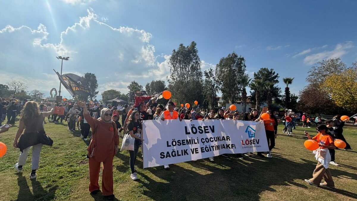 LÖSEV’den İzmir’de farkındalık korteji LÖSEV’den İzmir’de farkındalık korteji
