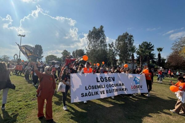 LÖSEV’den İzmir’de farkındalık korteji