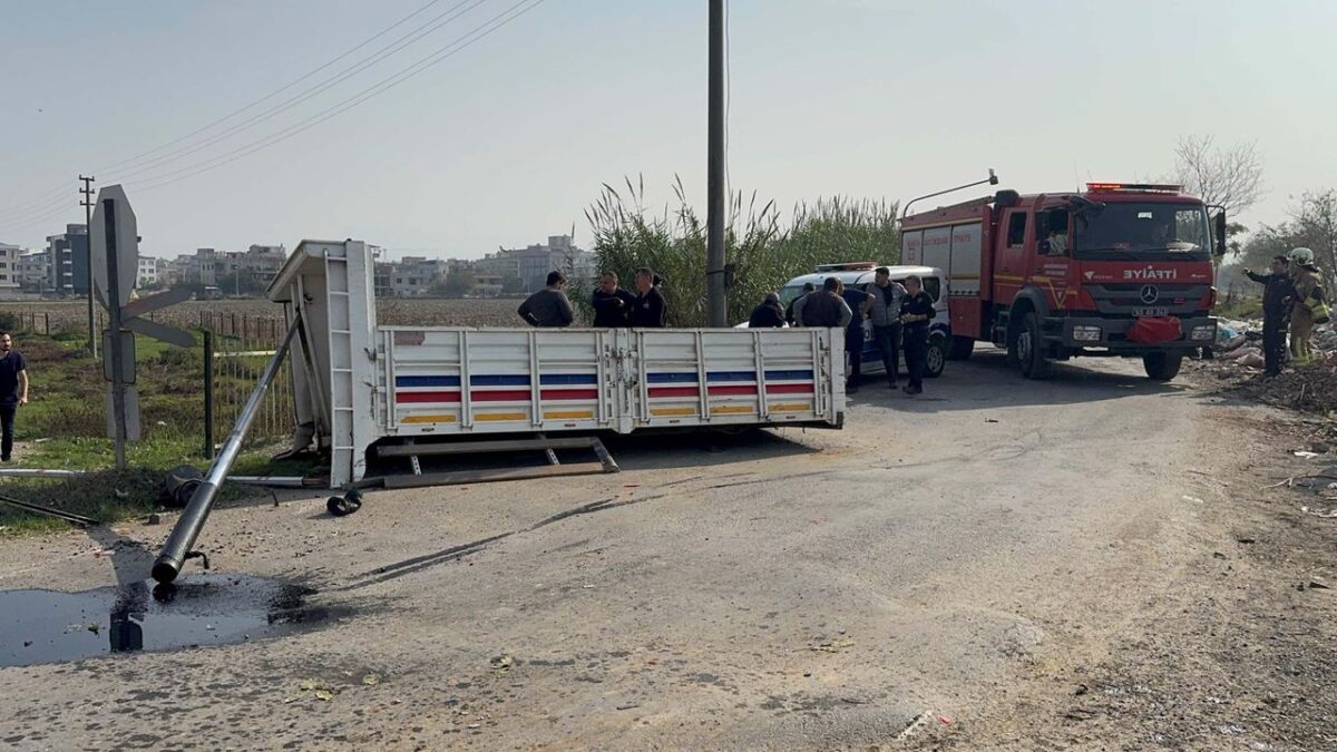 Trenin çarptığı kamyonet ikiye bölündü Trenin çarptığı kamyonet ikiye bölündü