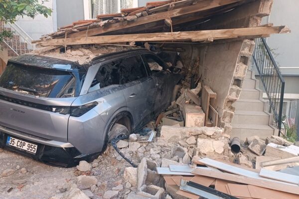 İzmir’de kömürlüğe giren otomobildeki karı k...