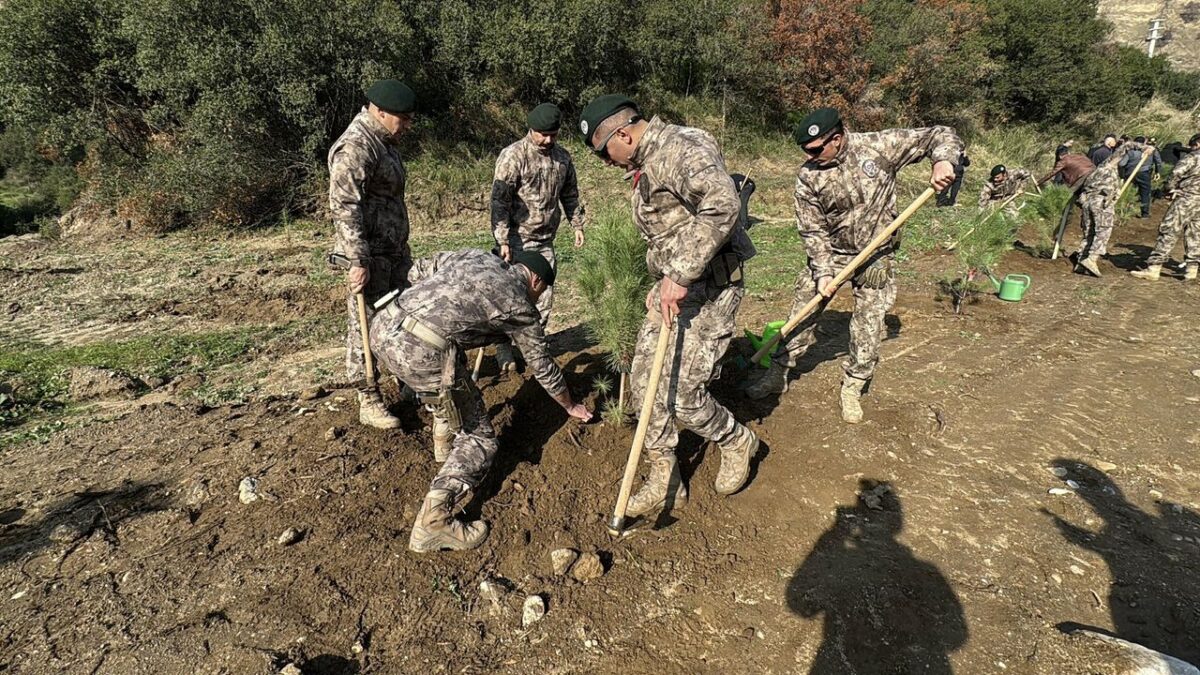 Aydın’da 33 şehit polis anısına 333 fidan dikildi