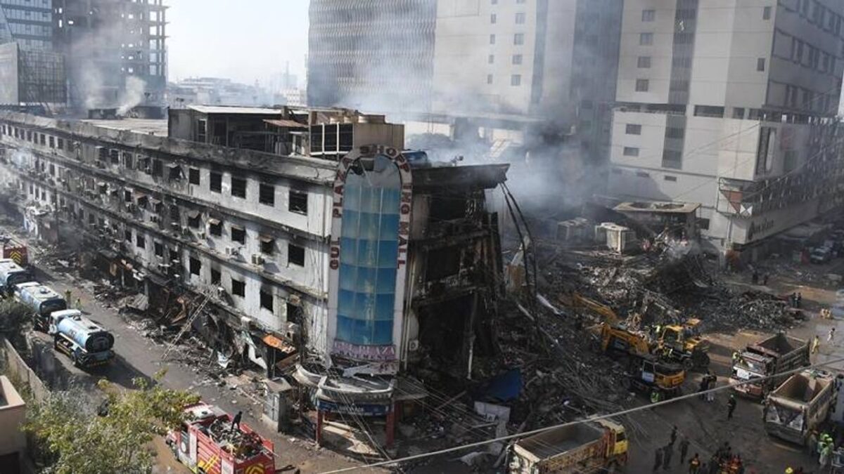 Pakistan’da alışveriş merkezinde yangın: Ölü sayısı 71’e yükseldi