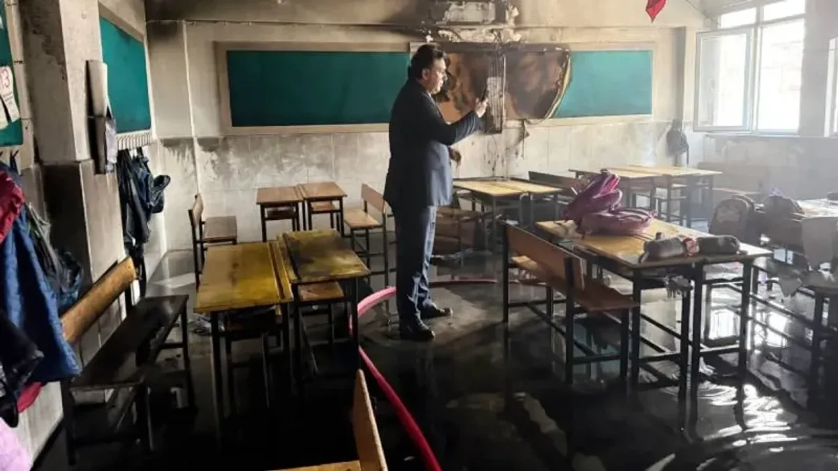 İlkokulda yangın: Eğitime 2 gün ara verildi İlkokulda yangın: Eğitime 2 gün ara verildi