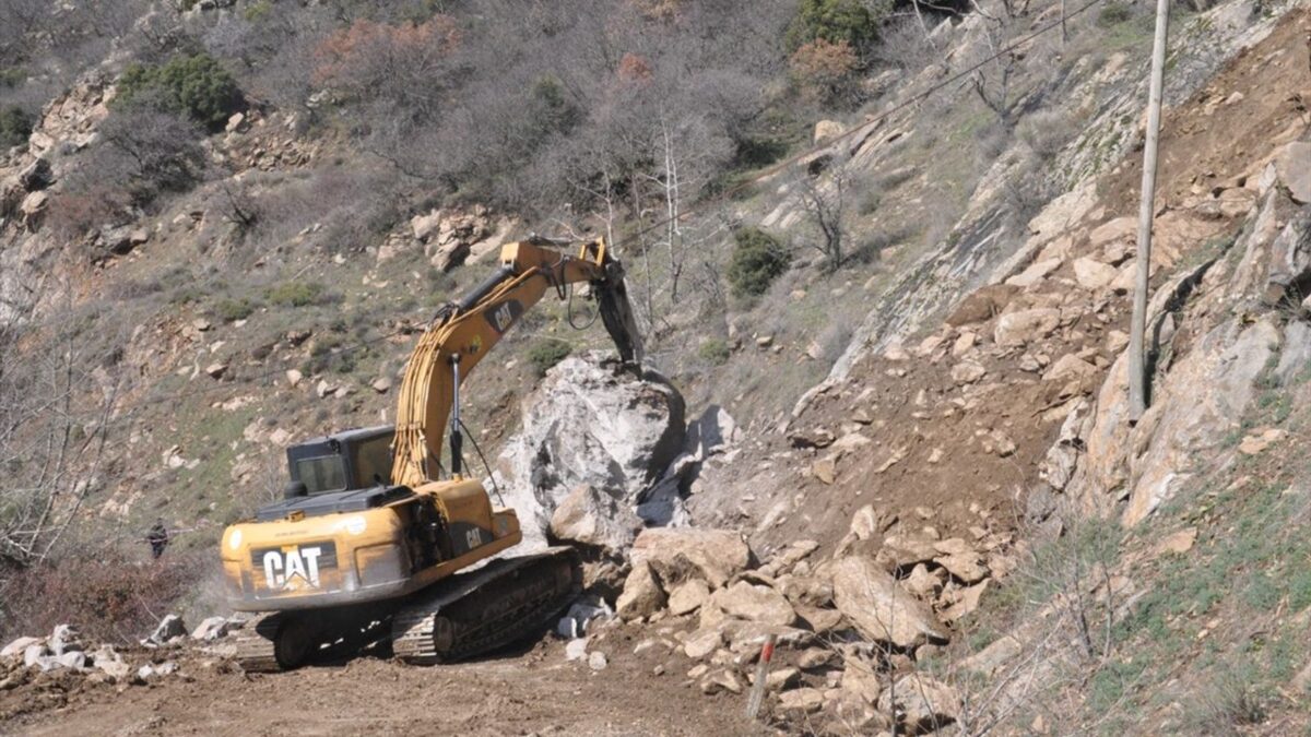 Ödemiş’te heyelan: Mahallenin yolu ulaşıma kapandı Ödemiş’te heyelan: Mahallenin yolu ulaşıma kapandı