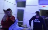Bıçaklı saldırıya uğradı, sedyeden atlayıp basın mensuplarına saldırdı!