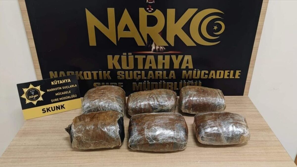 Kütahya’da uyuşturucu operasyonu: 12 zanlı tutuklandı Kütahya’da uyuşturucu operasyonu: 12 zanlı tutuklandı