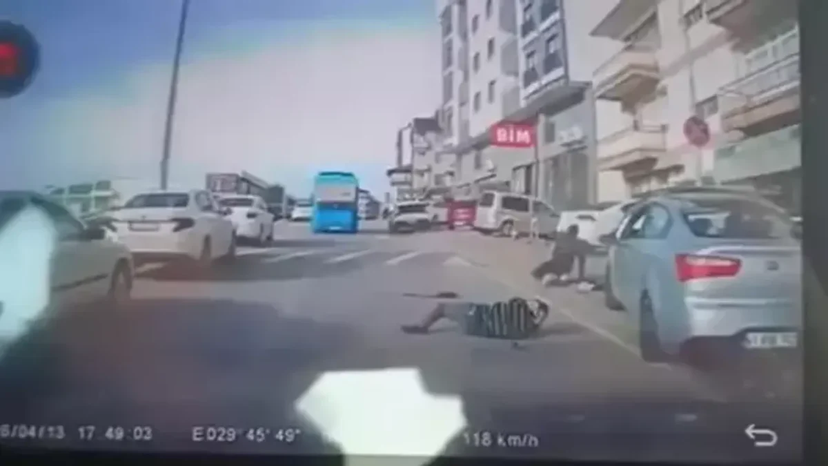 Otomobili ile çarptığı 3 kişiyi yaralayan sürücü: Uyuyakaldım Otomobili ile çarptığı 3 kişiyi yaralayan sürücü: Uyuyakaldım