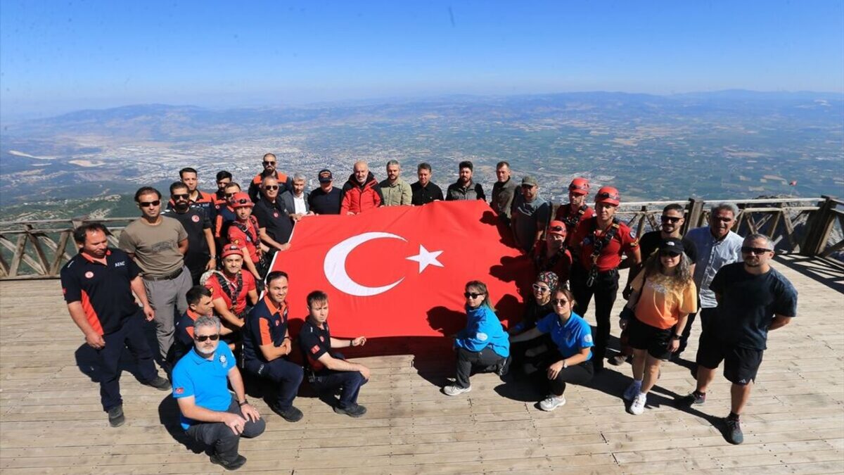 Spil Dağı zirvesindeki Türk bayrağı 15 Temmuz dolayısıyla yenilendi