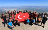 Spil Dağı zirvesindeki Türk bayrağı 15 Temmuz dolayısıyla yenilendi Spil Dağı zirvesindeki Türk bayrağı 15 Temmuz dolayısıyla yenilendi