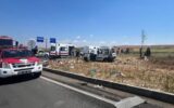 Kamyon ile hafif ticari araç çarpıştı: 2 ölü, 3 yaralı Kamyon ile hafif ticari araç çarpıştı: 2 ölü, 3 yaralı