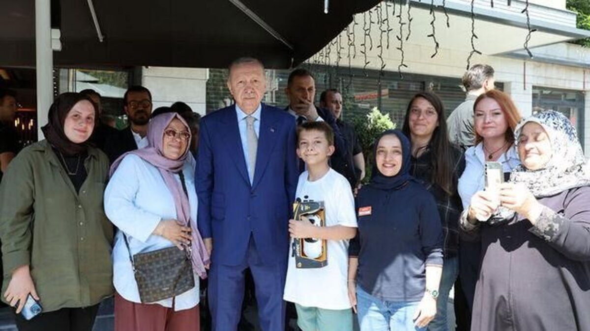 Cumhurbaşkanı Erdoğan, Çengelköy’de esnafı ziyaret etti