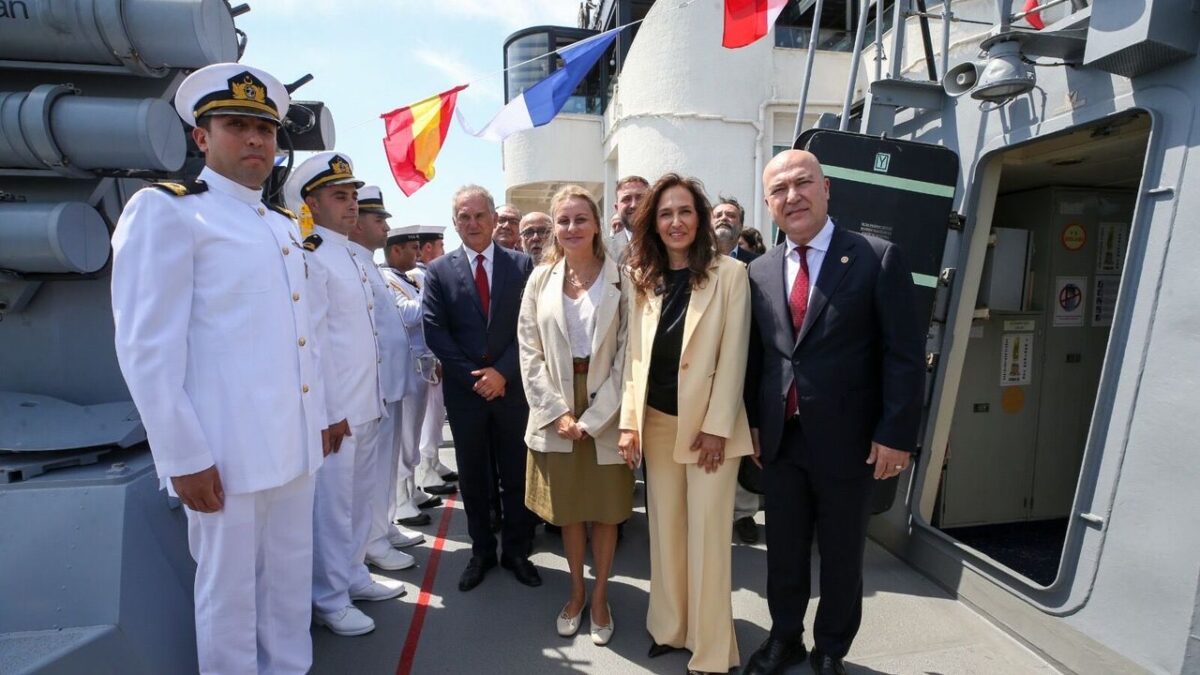 “Karşıyaka Gemisi”nde Zafer Bayramı coşkusu!