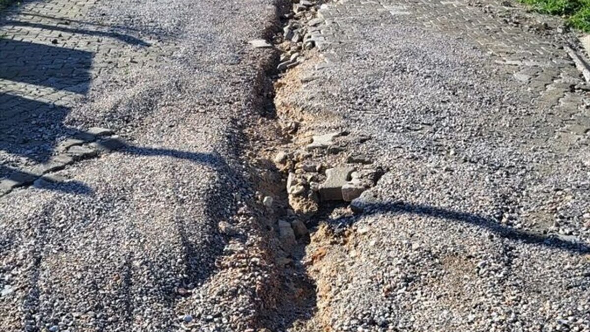 Karaburun’da site sakinlerinden bozuk yol tepkisi