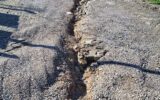 Karaburun’da site sakinlerinden bozuk yol tepkisi