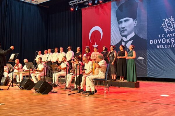 Didim’de Türk Sanat Müziği rüzgarı: ‘Şarkılar Geçi... Didim’de Türk Sanat Müziği rüzgarı: ‘Şarkılar Geçi...