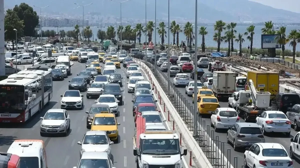 İzmir’de her 2 kişiye 1 araç!