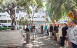 Konak’ta vefa dolu buluşma: Metin Oktay heykeli ön... Konak’ta vefa dolu buluşma: Metin Oktay heykeli ön...