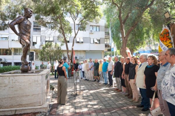Konak’ta vefa dolu buluşma: Metin Oktay heykeli ön...
