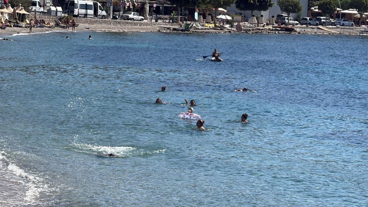 Bodrum’da ekim ayında turistlerin deniz keyfi Bodrum’da ekim ayında turistlerin deniz keyfi