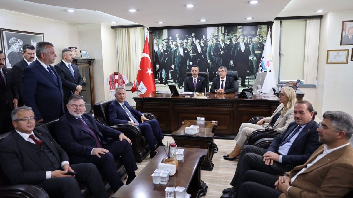 AK Partili Yıldız’a ilk Bakan ziyareti! AK Partili Yıldız’a ilk Bakan ziyareti!